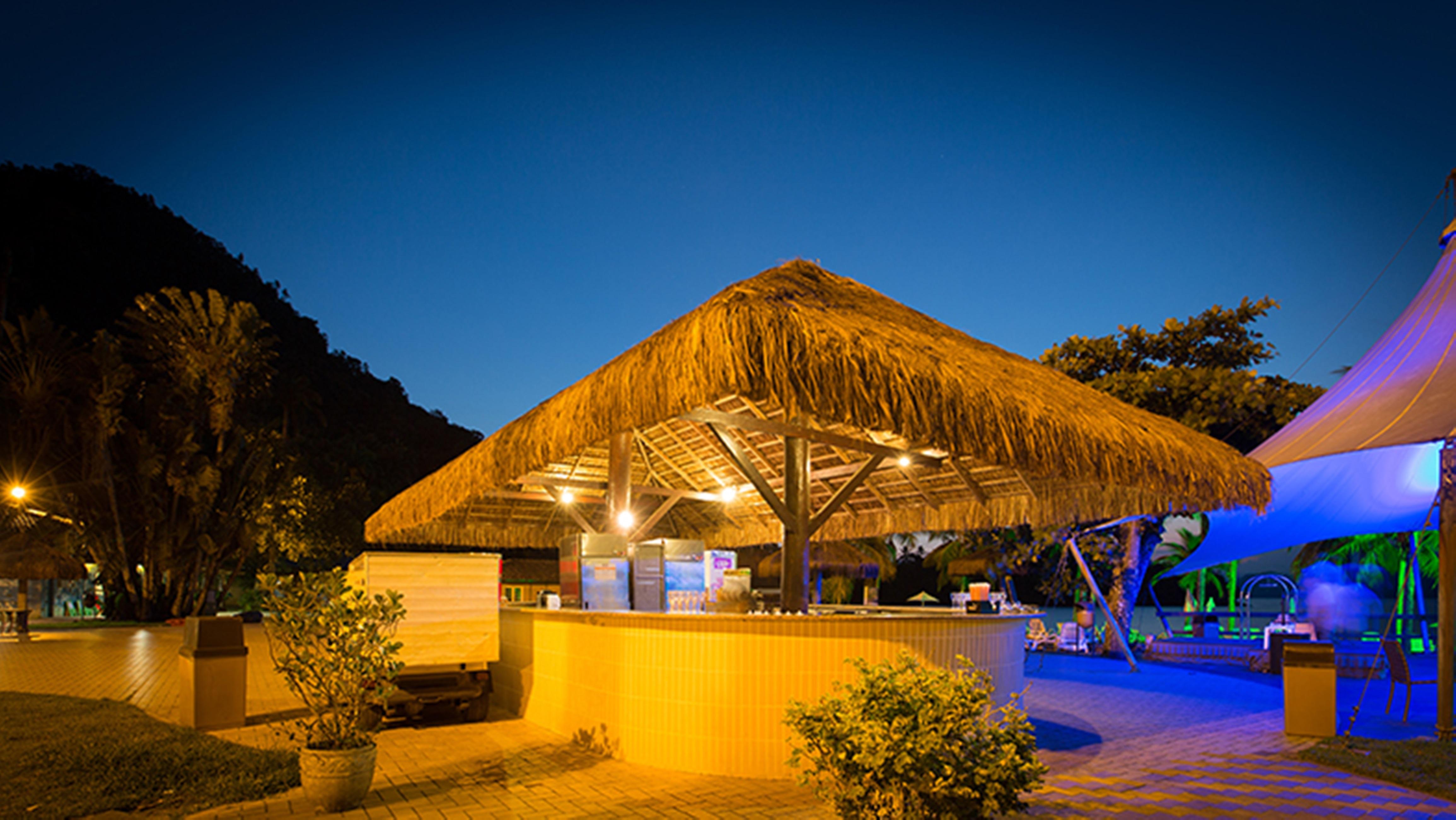 Vila Gale Eco Resort Angra アングラドスレイス エクステリア 写真 The beach bar at night
