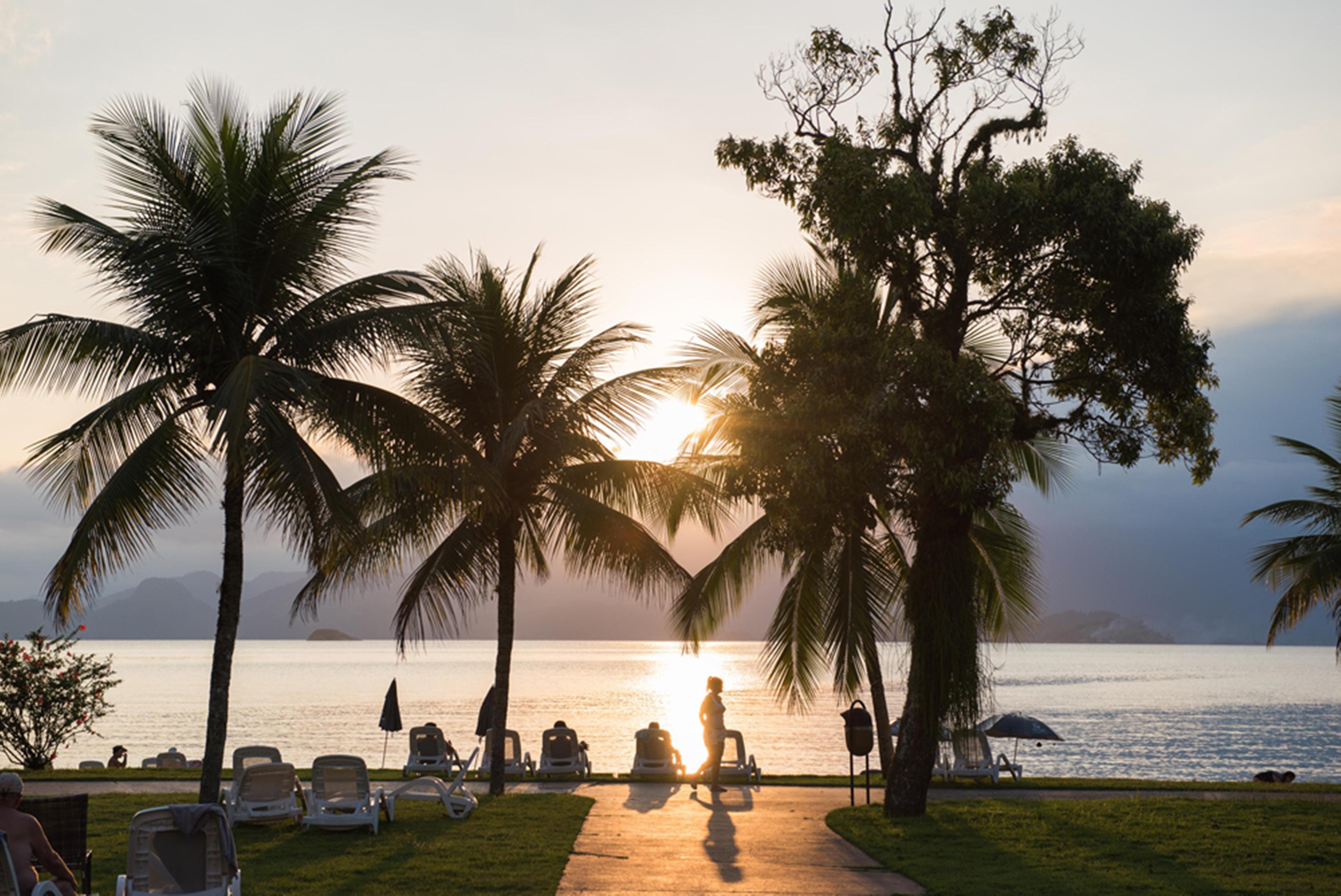 Vila Gale Eco Resort Angra アングラドスレイス エクステリア 写真 Sunset at the beach